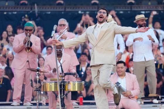 El reguetón y la salsa toman Barcelona en el desembarco de Bad Bunny en Europa
