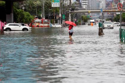 Dos semanas de cárcel para hombre que fue en moto acuática por calles inundadas de Bangkok