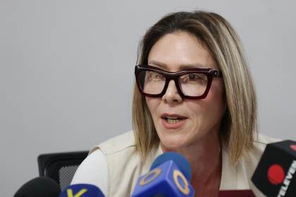 Diputados opositores venezolanos piden reforma laboral para frenar devaluación del salario