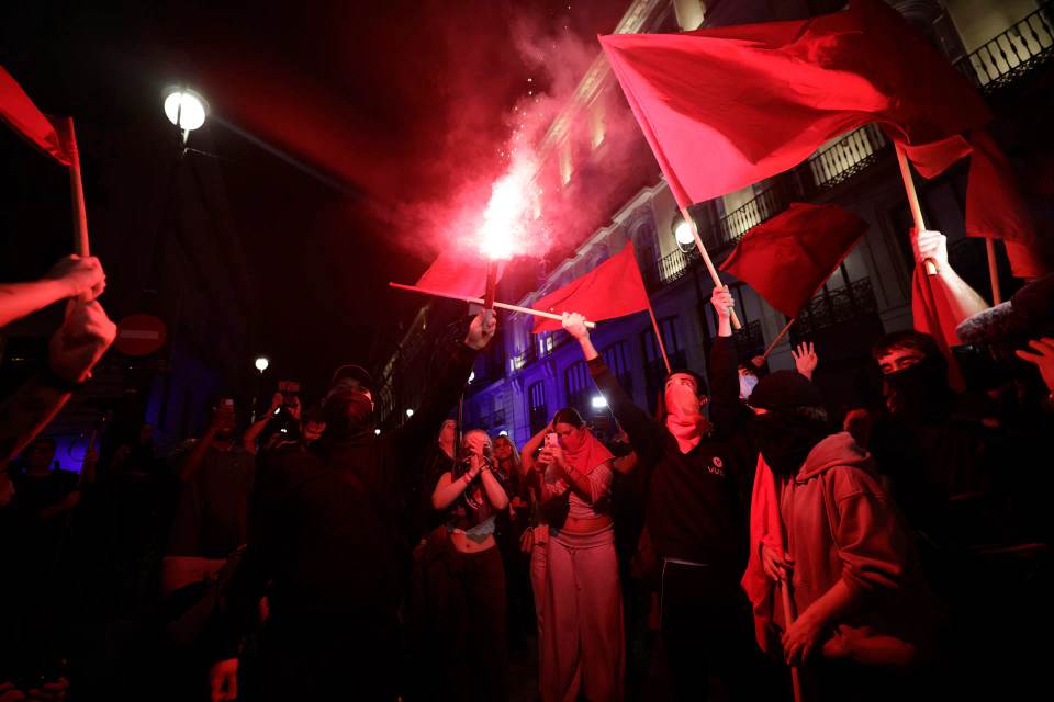 Los acampados vuelven a Sol y las manifestaciones se multiplican por el territorio español