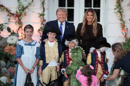Donald y Melania Trump celebran Halloween en una Casa Blanca engalanada con calabazas