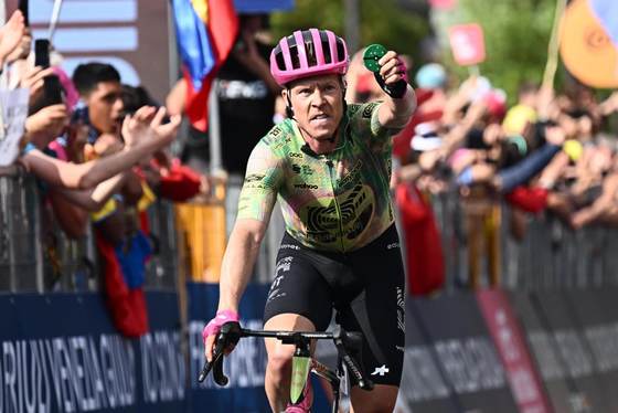 Valgren hizo diana en Andalo y Vingegaard sigue la vida en rosa