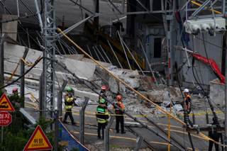 Al menos tres muertos y tres heridos tras derrumbe de un paso elevado en el centro de Seúl