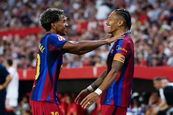 1-3. Un triplete de Raphinha, con dos asistencias de Lamine, arrasa al Sevilla
