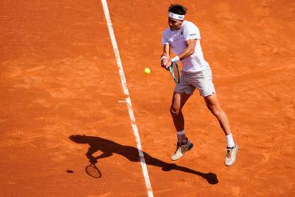 El argentino Etcheverry remonta ante Draper, que acaba lesionado, en su debut en Barcelona