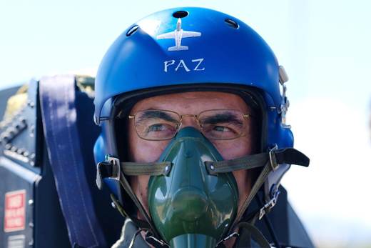Presidente de Bolivia vuela en un avión militar de combate en aniversario de región sureña