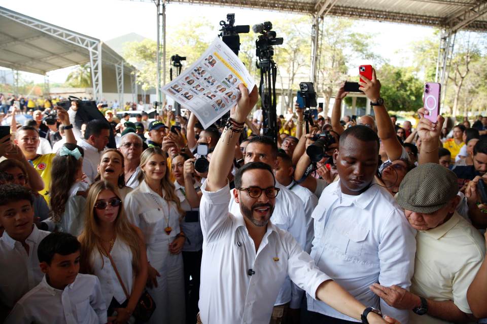 Candidato ultraderechista De la Espriella vota en la ciudad colombiana de Barranquilla rodeado de una multitud
