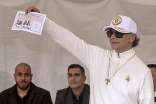 Petro vota por última vez como presidente y garantiza la transferencia del poder