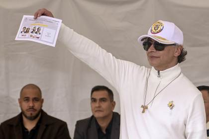 Petro vota por última vez como presidente y garantiza la transferencia del poder