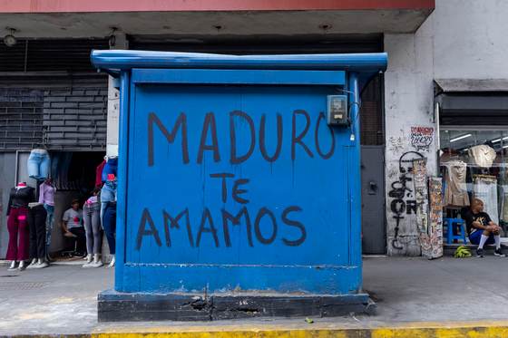 El oficialismo dice que resistirá tal como hizo Chávez hace 24 años tras golpe de Estado