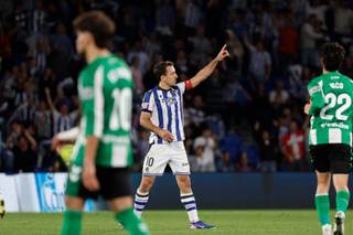 2-2. Oyarzábal, de penalti en el añadido, da un punto a la Real y frustra al Betis