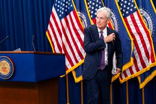 Presidente de la Fed acusa a Trump de poner "en riesgo" la independencia del banco central