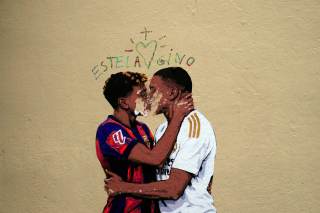 Un beso de Lamine Yamal y Mbappé, el nuevo mural de TvBoy antes del clásico