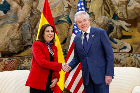 El Gobierno español transmite al embajador de EE.UU. su compromiso con la paz