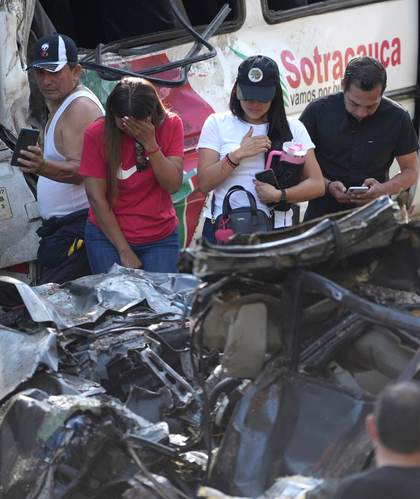 Familiares buscan explicaciones entre restos de ataque guerrillero en carretera colombiana