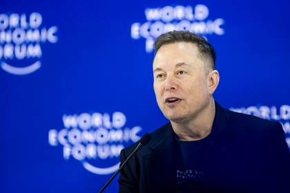 Musk, el hombre más rico del mundo, dijo que fue "un tonto" al financiar a OpenAI