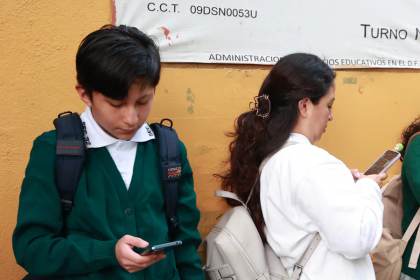 Iglesia católica mexicana pide regular uso de celulares en escuelas y educación digital