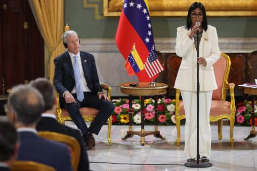 Delcy Rodríguez espera que acuerdo petrolero beneficie a pueblo de EEUU y defiende alianza