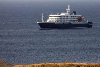 Naviera del crucero con hantavirus prepara cuarentena y cribado antes de viajar a Canarias