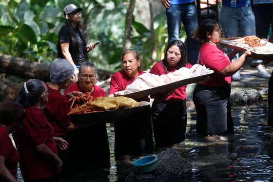 Mujeres lavan vestimentas de Jesús como parte de una tradición centenaria