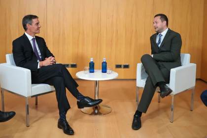Sánchez aborda con el primer ministro de Groenlandia la cooperación internacional