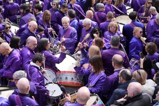 Miles de tambores y bombos rompen el silencio en el Viernes Santo en España