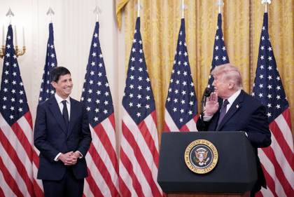 Trump preside juramento de Kevin Warsh como líder de una Fed "totalmente independiente"