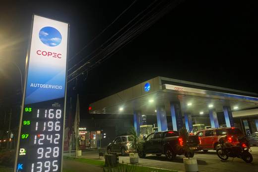 Chile anuncia un alza histórica de combustibles por la guerra en Oriente Medio