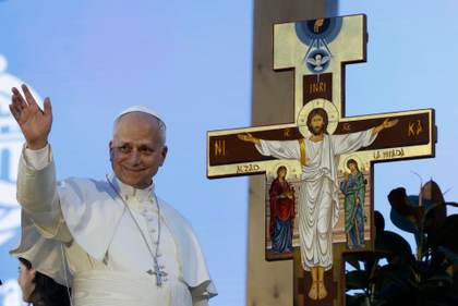 La polarización, los más vulnerables y los jóvenes, ejes del primer día de papa en España