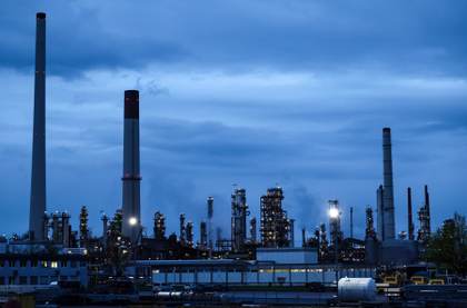 El brent sube casi el 6 % y supera los 108 dólares, mientras EEUU da un ultimátum a Irán