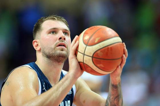 Luka Doncic estaría de vuelta en España para tratarse lesión en el isquitibial, según ESPN