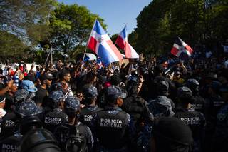 Policía de República Dominicana dispersa manifestación contra minera canadiense