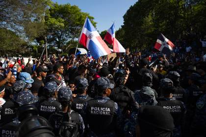 Policía de República Dominicana dispersa manifestación contra minera canadiense