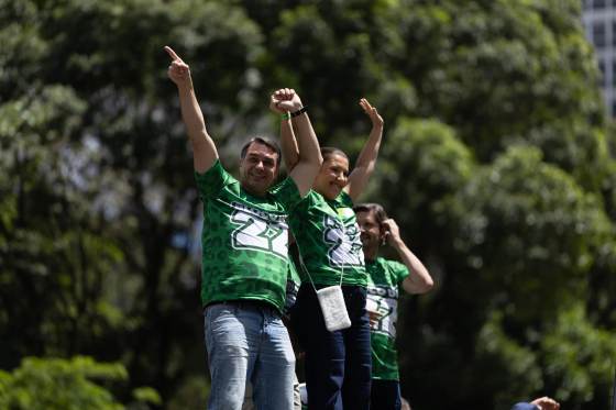 Bolsonaro promete en un mitin "refregarle" a Lula sus posibles delitos en debate electoral