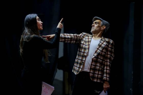 Los "perrhijos" y el dilema de humanizar mascotas se escenifica en obra teatral en Ecuador