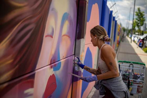 Muralistas pintan en aerosol un larguísimo muro de 700 metros en Praga