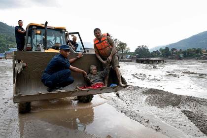 Una inmensa riada deja un centenar de víctimas en Nepal y China y casi 900 desaparecidos
