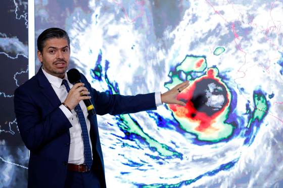 México confirma un muerto por el huracán Simón, que amenaza ahora a Nayarit y Sinaloa