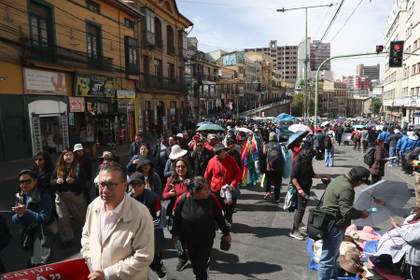 Se multiplican los bloqueos de vías en Bolivia en medio de pedidos de renuncia de Paz