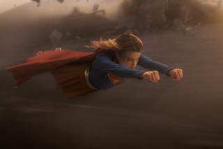 'Supergirl' se aleja del heroísmo clásico y regresa caótica, fiestera y más humana