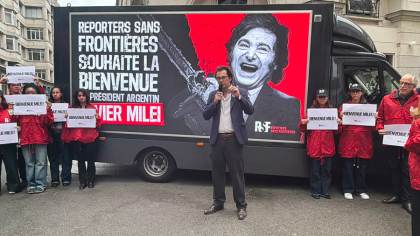 RSF denuncia los ataques de Milei a la prensa y pasea sus palabras por las calles de París
