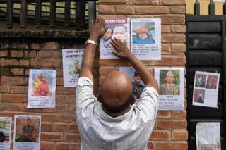 Una pierna, un diente de oro y cientos de cuerpos a la espera de ser reconocidos en Nepal