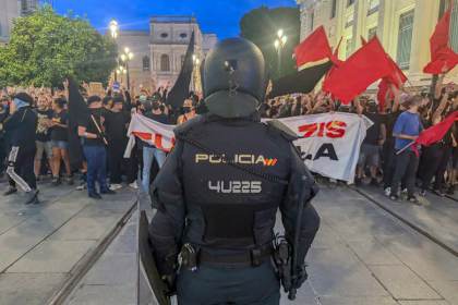 Cargas policiales durante una concentración antifascista en Sevilla