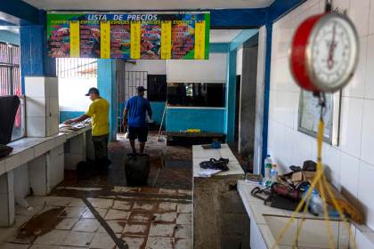 Pescadores y comerciantes, en la lucha por su sustento diario tras los sismos en Venezuela