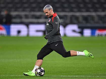 Simeone, con Griezmann, Julián Alvarez y Lookman en el once del derbi