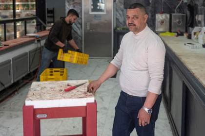 Palestinos desalojan 50 comercios en Cisjordania a la espera de que Israel los derribe