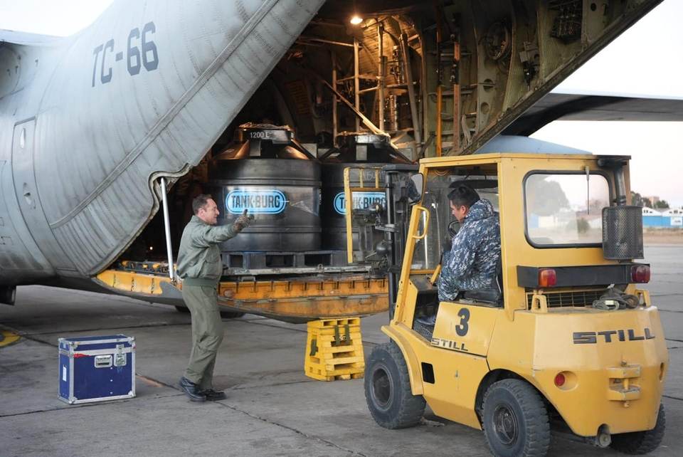 Avión argentino traslada doce toneladas de carne de pollo a ciudades bloqueadas en Bolivia