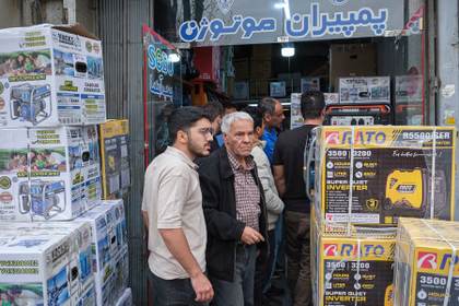 Colas para comprar generadores eléctricos en Teherán tras las amenazas de Trump
