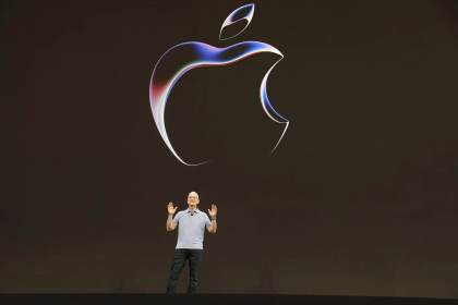 Tim Cook hizo de Apple un potente ecosistema de servicios pero deja pendiente la IA