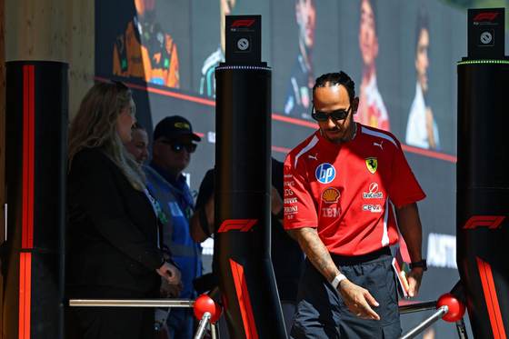 Hamilton intentará reducir distancias con Antonelli en el cuartel general de Verstappen